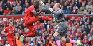 Liverpool’s Benteke to undergo scan after hamstring injury