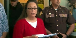 Gay couples want Kentucky clerk Kim Davis to reissue marriage licenses