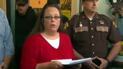 Gay couples want Kentucky clerk Kim Davis to reissue marriage licenses