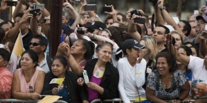 Crowd waiting for Pope Francis boos Donald Trump outside Trump Tower