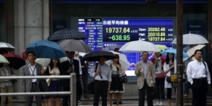 Hong Kong stocks tumble by lunch, Glencore battered