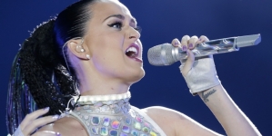 Katy Perry Has Up Close And Personal Encounter With ‘Rolling’ Fan