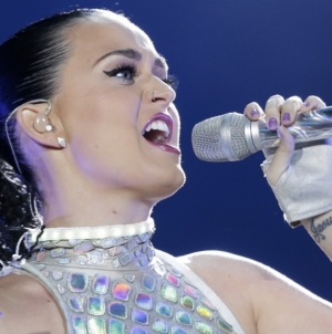 Katy Perry Has Up Close And Personal Encounter With ‘Rolling’ Fan