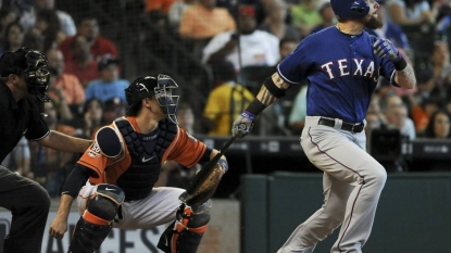 Keuchel, Astros beat Rangers 4-2 to tighten AL West race