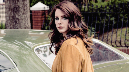 Lana Del Rey is answering phone-calls from fans