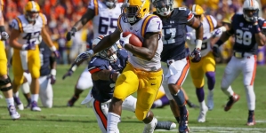 Leonard Fournette runs wild in LSU’s 34-24 win over Syracuse