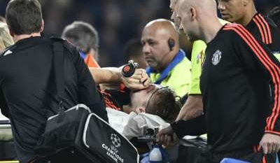 Man United defender Luke Shaw sustains serious-looking leg injury, carried off