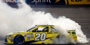 Matt Kenseth Wins At Richmond; Jeff Gordon Makes Chase