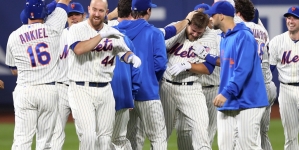 Mets bury Reds, clinch NL East