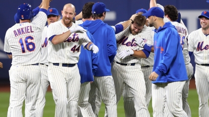 Mets bury Reds, clinch NL East