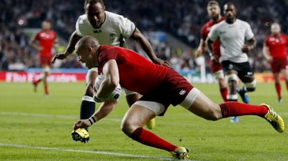 England coach Stuart Lancaster says bonus point puts pressure on Wales and