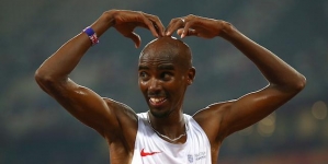 Mo Farah wins 5000m to complete ‘triple-double’