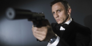 New Spectre poster has Daniel Craig in classic James Bond pose