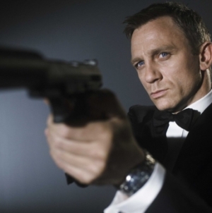 New Spectre poster has Daniel Craig in classic James Bond pose