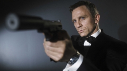 New Spectre poster has Daniel Craig in classic James Bond pose