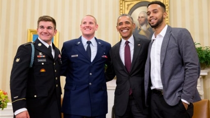 Obama praises heroes of French train attack