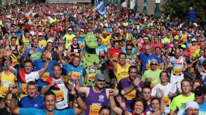 Mo Farah kicks off Great North Run