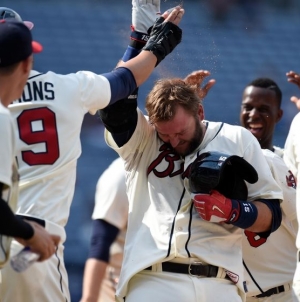 Pierzynski delivers in 9th, Braves beat Phillies 2-1