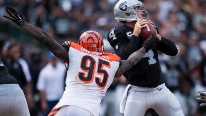 Carr lights up Ravens, Raiders rally to win