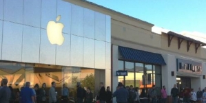 Robot waits in line for iPhone 6s at Palo Alto Apple store