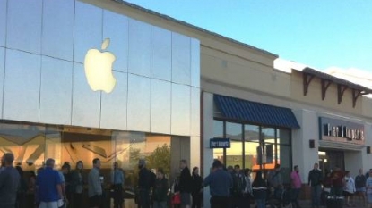 Robot waits in line for iPhone 6s at Palo Alto Apple store