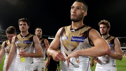 Fremantle fan shoves woman in throat during preliminary final