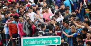 Thousands of migrants pour into Austria from Hungary, Croatia