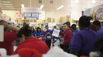 Toys R Us hires fewer seasonal employees, offers more hours