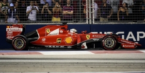 Vettel takes Singapore pole