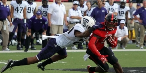 Watch Texas Tech’s Oblivious Quarterback Miss A Snap In Hilarious Fashion