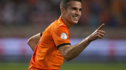 Barcelona Considering Robin Van Persie Bid