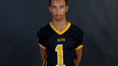 Texas high school football player dies after collapsing during game