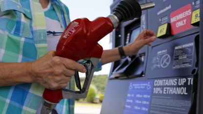 Cheaper gasoline pushes USA consumer prices lower