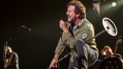 Eddie Vedder jams out with Cubs