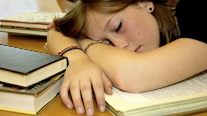 Teens who go to sleep late, gain weight, new study finds