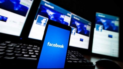 Facebook customizes news feed for all connectivity bands