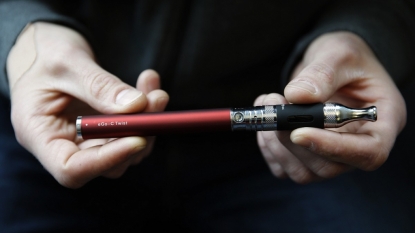 Feds ban e-cigarettes in checked bags on flights, citing fire hazard