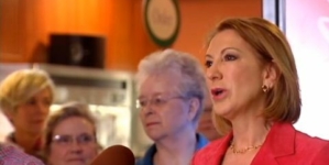 Fiorina Sings, Jabs Trump on Tonight Show