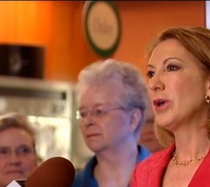 Fiorina Sings, Jabs Trump on Tonight Show