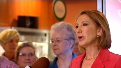 Fiorina Sings, Jabs Trump on Tonight Show