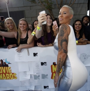 Amber Rose’s Mom Disses Kanye West; Former Stripper Breaks Down Over Her