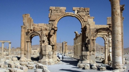 ISIS blows up 2000-year-old triumphal arch in Syria’s Palmyra