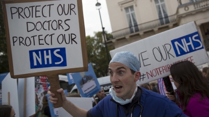 Junior doctors claim public and senior medics back them on contracts