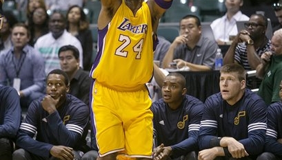 Kobe Bryant holds court, briefly, in Lakers’ exhibition opener