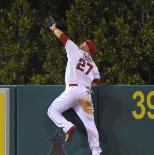 Mariners clinch another losing season, falling 3-2 to Angels