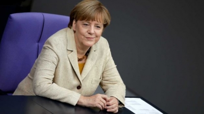 Merkel’s German conservatives dip to year low on refugee crisis