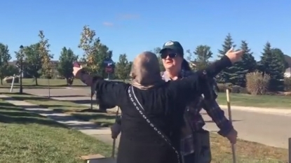 Anti-Muslim protester in United States won over by hugs