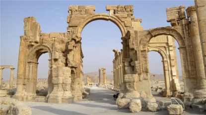 ISIS PULVERIZE HISTORY 2000-year-old arch falls victim to Islamic State