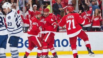 Red Wings win season opener against Leafs