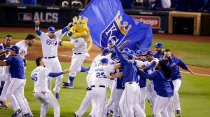 Royals dramatically set up World Series date with Mets